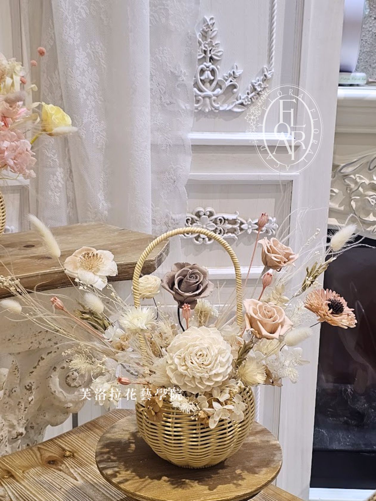 French-Style Handheld Flower Basket (1)